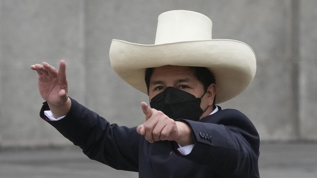 Aumenta la aprobación de Pedro Castillo en Perú mientras crece el rechazo al Congreso y su presidenta