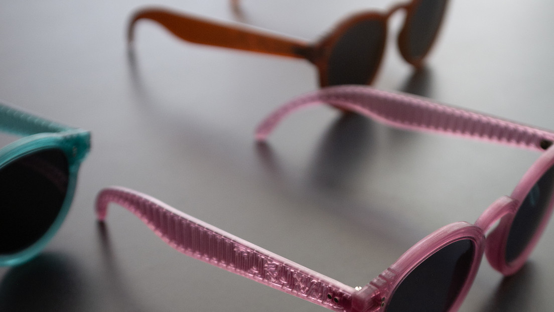 "Vuelve a la vida": Las coloridas y premiadas gafas hechas con botellas recogidas en las calles de Ecuador