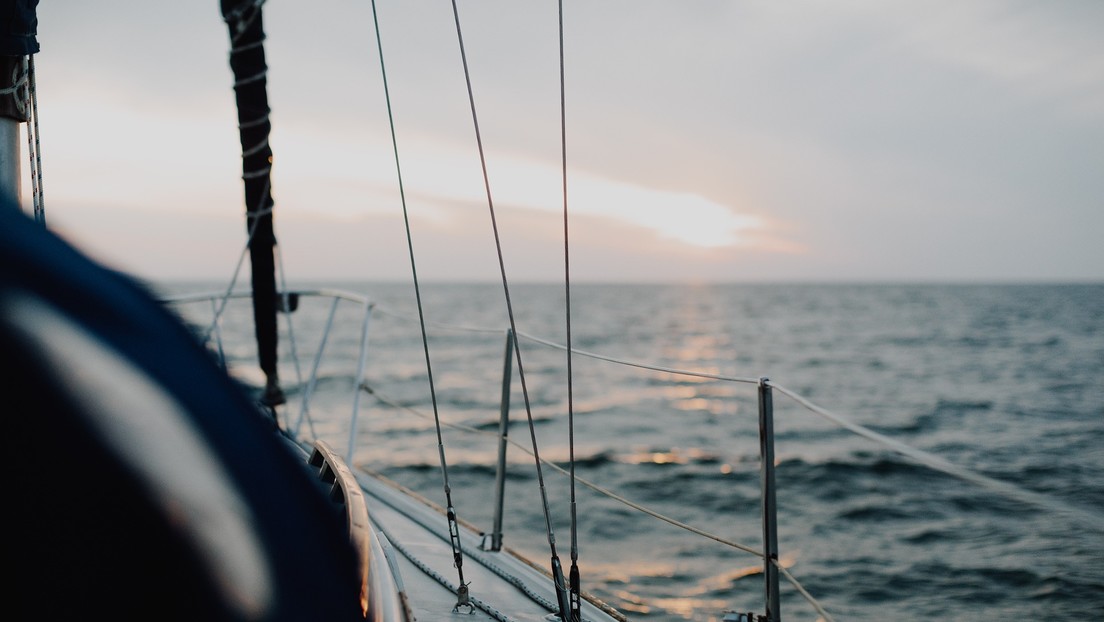 FOTOS: Un bote queda varado en lo alto de una roca tras chocar contra un arrecife