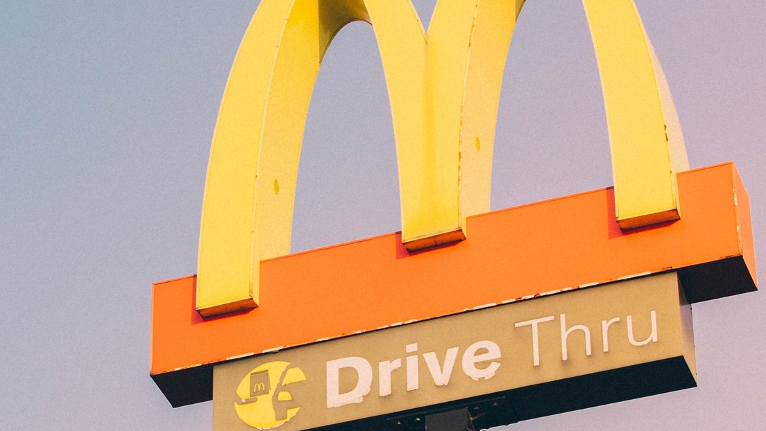 Un hombre muere tras ser aplastado por su propio coche en Canadá, mientras intentaba recoger su tarjeta en un servicio al auto de McDonald's