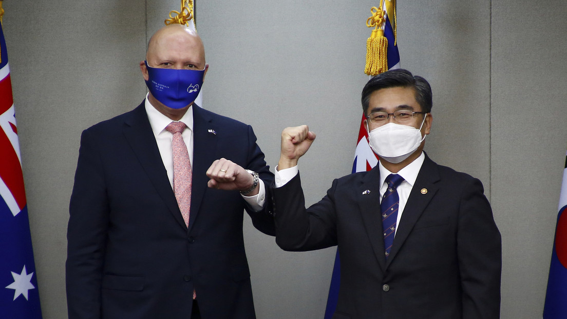 La Red se llena de burlas tras el confuso saludo con el codo del ministro de Defensa australiano