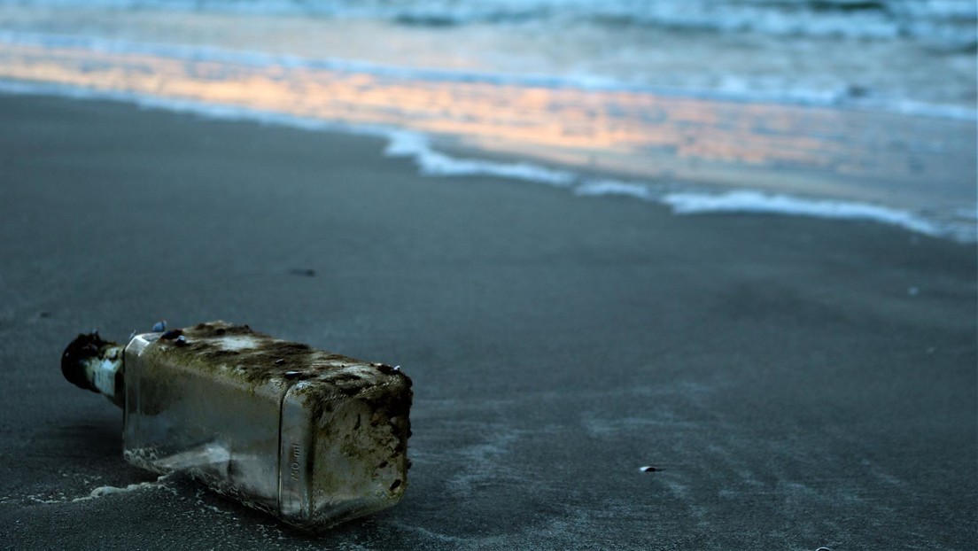 Hallan en Hawái una botella 37 años después de ser lanzada en el mar desde Japón con fines científicos