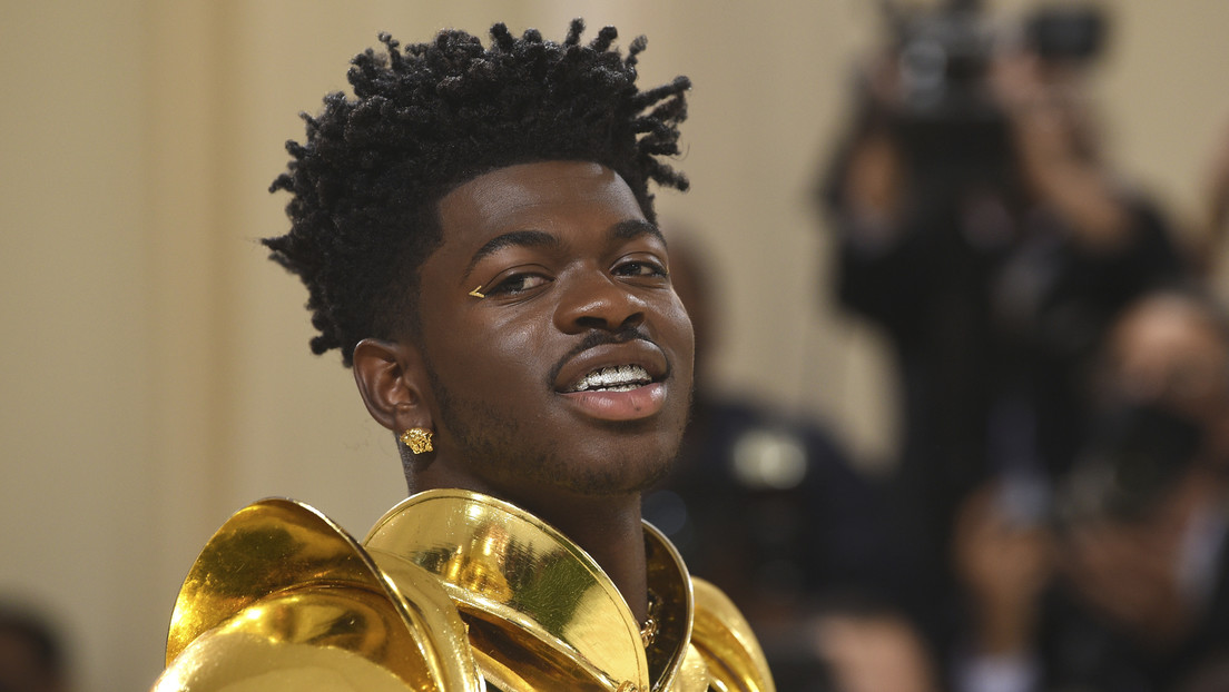 El rapero Lil Nas X causa polémica por videos en los que aparece 'embarazado' con contracciones y 'dando a luz'