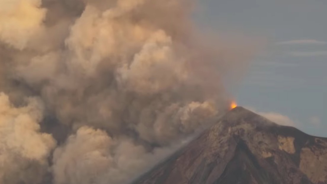 VIDEOS, FOTOS: El volcán de Fuego en Guatemala entra en erupción