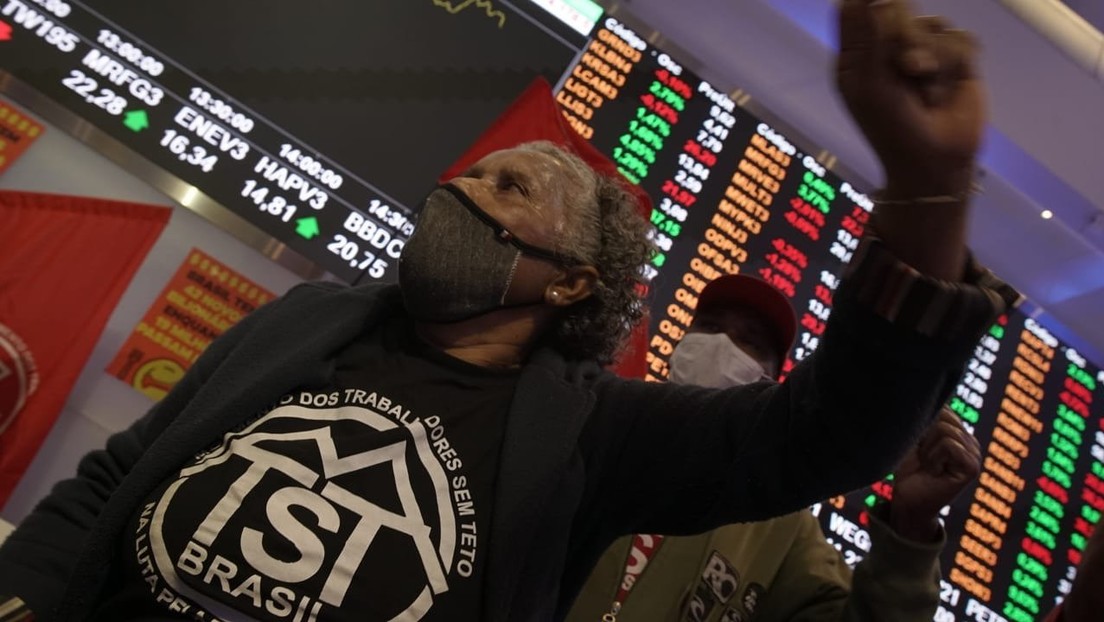 "Sus acciones financian nuestra miseria": Manifestantes ocupan la Bolsa de Sao Paulo en protesta por el desempleo, la inflación y el hambre