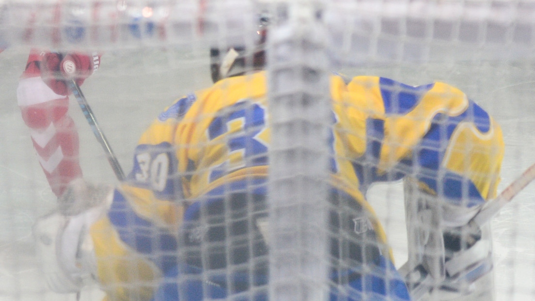 Una estrella ucraniana de hockey realiza un gesto racista "inaceptable" a un rival de 'comer un plátano' y se enfrenta a una sanción