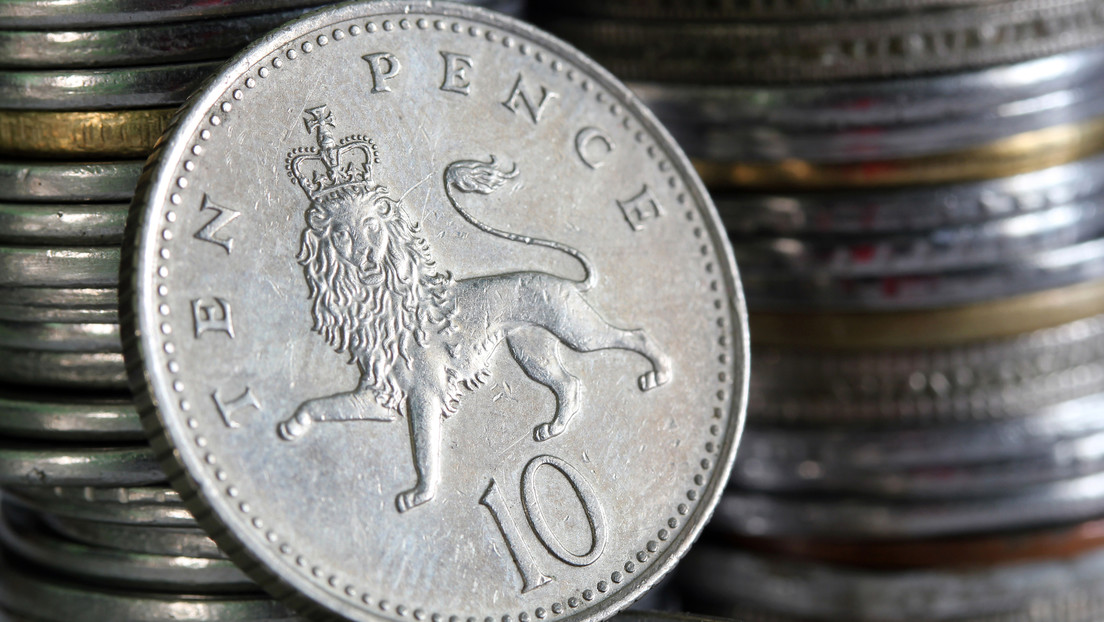 FOTO: Un cliente paga su desayuno en monedas de 10 peniques y los trabajadores de la cafetería se vengan con su pedido