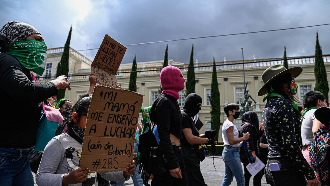 "Los veo muy conservadores": las nuevas críticas que enfrentan (otra vez) a López Obrador contra los movimientos feministas