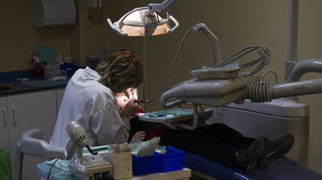 Dentistas de España denuncian la venta directa de un kit de blanqueamiento por riesgo para la salud