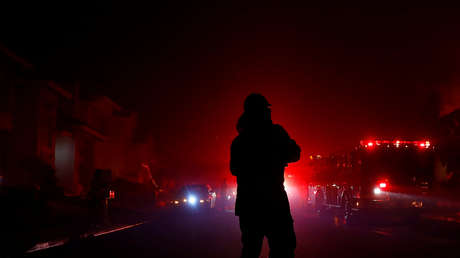 Un avión impacta en un edificio en Connecticut y causa un incendio (VIDEO)