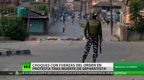 Choques entre manifestantes y policías durante protesta por la muerte de un líder separatista en la India