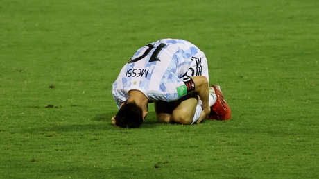 VIDEO: Messi sufre una durísima entrada durante un partido con la selección de Argentina