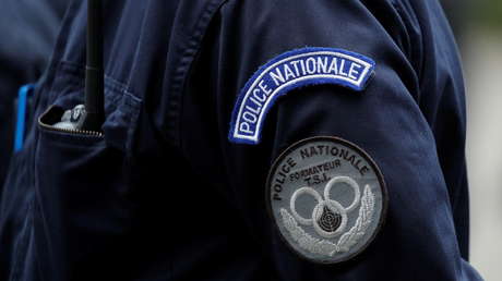 Policía antidisturbios arresta brutalmente a 2 mujeres durante las protestas contra el pase sanitario en París (VIDEO)