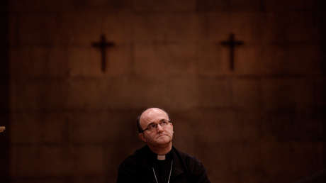 Un obispo español presenta su renuncia al papa y se va a vivir con una escritora de novelas eróticas