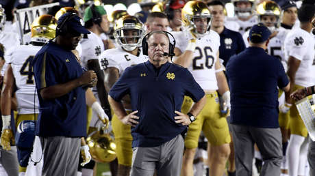 "El equipo debe ser ejecutado": Un entrenador es blanco de críticas por bromear sobre el pobre desempeño en el campo de juego