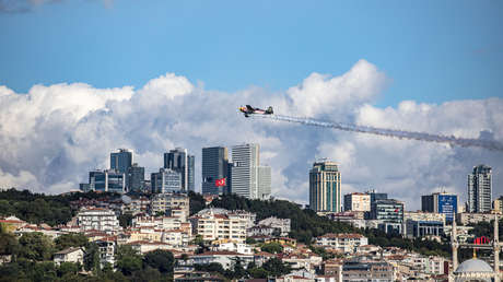 El piloto Dario Costa establece varios récords mundiales al atravesar 2 túneles con su avión acrobático en Estambul