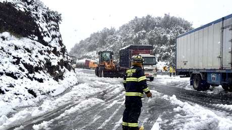 Una nevada en la sierra de Ecuador provoca un inusual atasco y el cierre parcial de una carretera (VIDEO)