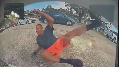 VIDEO: Finge haber sido atropellado por un Tesla y quedar herido, pero una cámara del coche lo delata