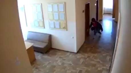 VIDEO: Una funcionaria arroja tierra cerca de los despachos de sus colegas y sospechan que la sustrajo de un cementerio para maldecirlos