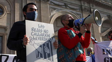 Familiares de presos políticos del estallido social en Chile toman un puente y exigen al Congreso aprobar la "estancada" Ley de Indulto General