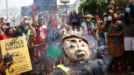 "¡Fuera Bolsonaro!": Miles de mujeres indígenas se manifiestan en Brasilia en defensa de sus derechos