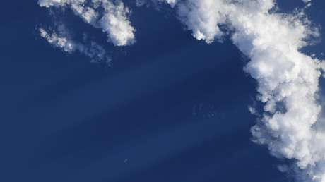 Astronauta de la NASA publica una foto del cielo con nubes esponjosas y pide a sus seguidores que encuentren un objeto, creado por el hombre (FOTO)