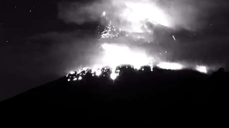 El volcán Popocatépetl entra en erupción y lanza fumarola con fragmentos incandescentes (VIDEO)