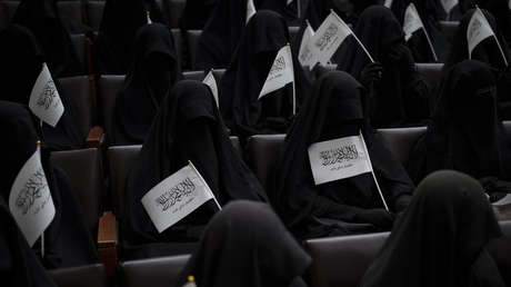 VIDEO: Cientos de mujeres se manifiestan a favor de los talibanes en una universidad de Kabul