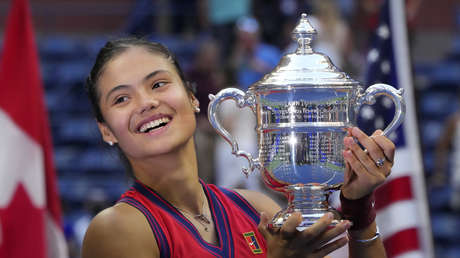 La británica Emma Raducanu rompe varios récords y hace historia en el tenis al ganar la final del Abierto de Estados Unidos con tan solo 18 años