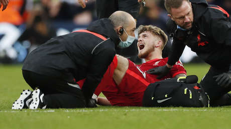 "Su pie no estaba en el lugar correcto": un centrocampista de 18 años del Liverpool sufre una grave lesión en un partido de la Premier League