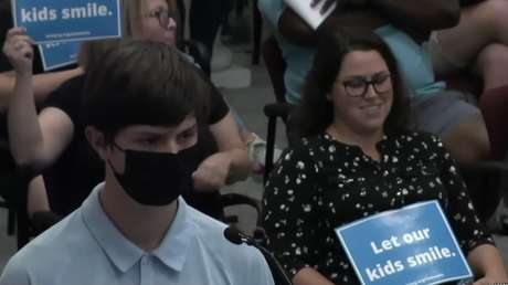 Padres de familia se ríen de un chico que exige el uso de cubrebocas en las escuelas al escuchar que su abuela murió de covid (VIDEO)