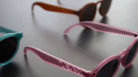 "Vuelve a la vida": Las coloridas y premiadas gafas hechas con botellas recogidas en las calles de Ecuador