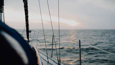 FOTOS: Un bote queda varado en lo alto de una roca tras chocar contra un arrecife