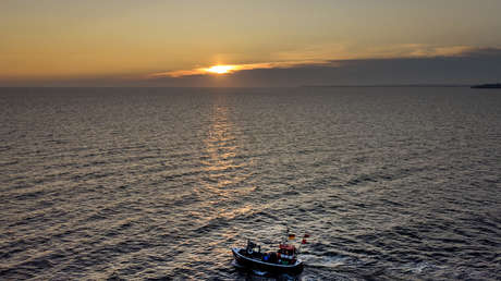 Un pescador griego atrapa a una persona muerta en sus redes y la arroja de regreso al mar