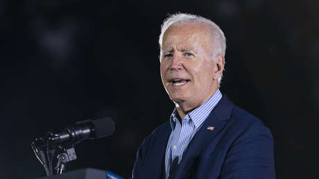 VIDEO: Biden se santigua tras referirse a Trump durante un acto de campaña