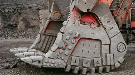 Un hombre furioso destruye varios camiones con la pala de una excavadora en protesta por no recibir su salario (VIDEO)