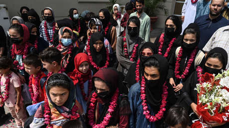 Integrantes de diferentes categorías de la selección femenina de fútbol de Afganistán salen del país huyendo de los talibanes