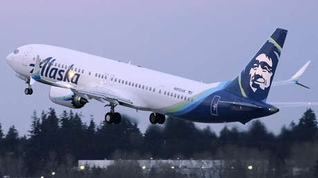 Escoltan a una pasajera fuera del avión por llevar ropa "inapropiada", pero la Red sospecha que el motivo es otro