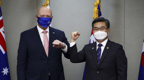 La Red se llena de burlas tras el confuso saludo con el codo del ministro de Defensa australiano