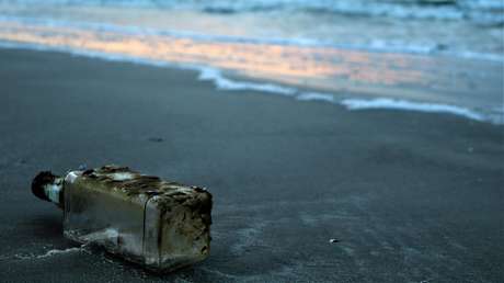Hallan en Hawái una botella 37 años después de ser lanzada en el mar desde Japón con fines científicos