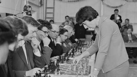 Una excampeona del mundo de ajedrez demanda a Netflix por un comentario "sexista" en 'Gambito de dama'