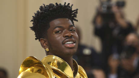 El rapero Lil Nas X causa polémica por videos en los que aparece 'embarazado' con contracciones y 'dando a luz'