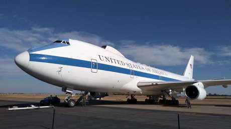 Encuentran dos botellas miniatura de tequila vacías en uno de los aviones presidenciales en construcción de EE.UU.