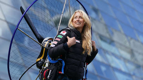 La colisión de dos parapentes causa la muerte de un camarógrafo y deja herida a una ambientalista conocida como 'el cisne humano'