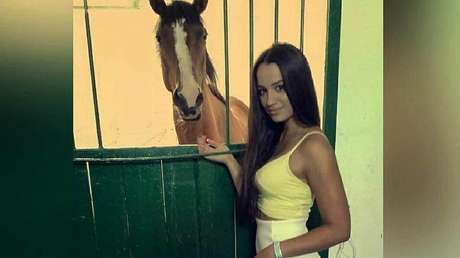 Una jinete húngara muere a los 21 años tras caer del caballo durante una carrera (VIDEO)