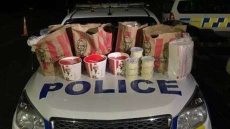 Dos pandilleros intentan ingresar en una ciudad cerrada por la pandemia con "un maletero lleno de la comida rápida de KFC" y acaban arrestados