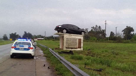 Un automovilista vuelca dando giros en el aire y termina 'aparcado' encima de una parada de autobús en Argentina (FOTOS)