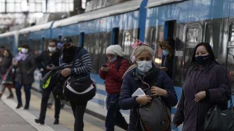 Por qué Argentina dejará de exigir el uso de tapabocas en espacios abiertos un mes después de predecir la "inevitable" tercera ola de covid