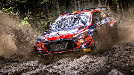 Un coche de 'rally' da siete vuelcos en un aparatoso accidente durante el Campeonato de Rusia (VIDEO)