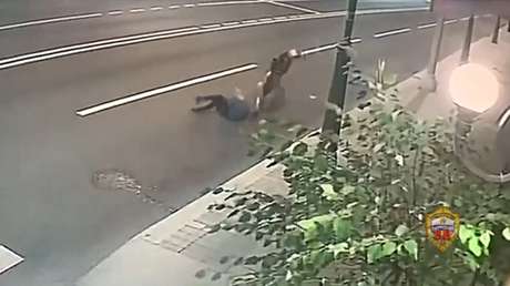 VIDEO: Una anciana forcejea con un ladrón en Moscú y consigue evitar el robo de su bolsa